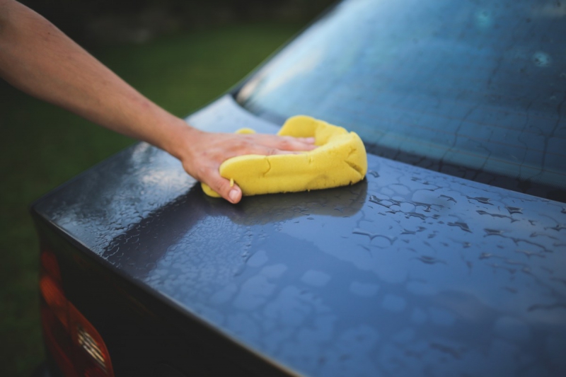 carrosserie-VALDEBLORE-min_cleaning_washing_carwash_sponge_car_auto_hand_man-722705